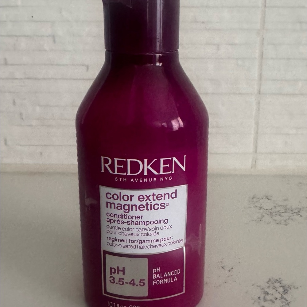 Redken Color Extend Magnetics Conditioner in Deep Purple